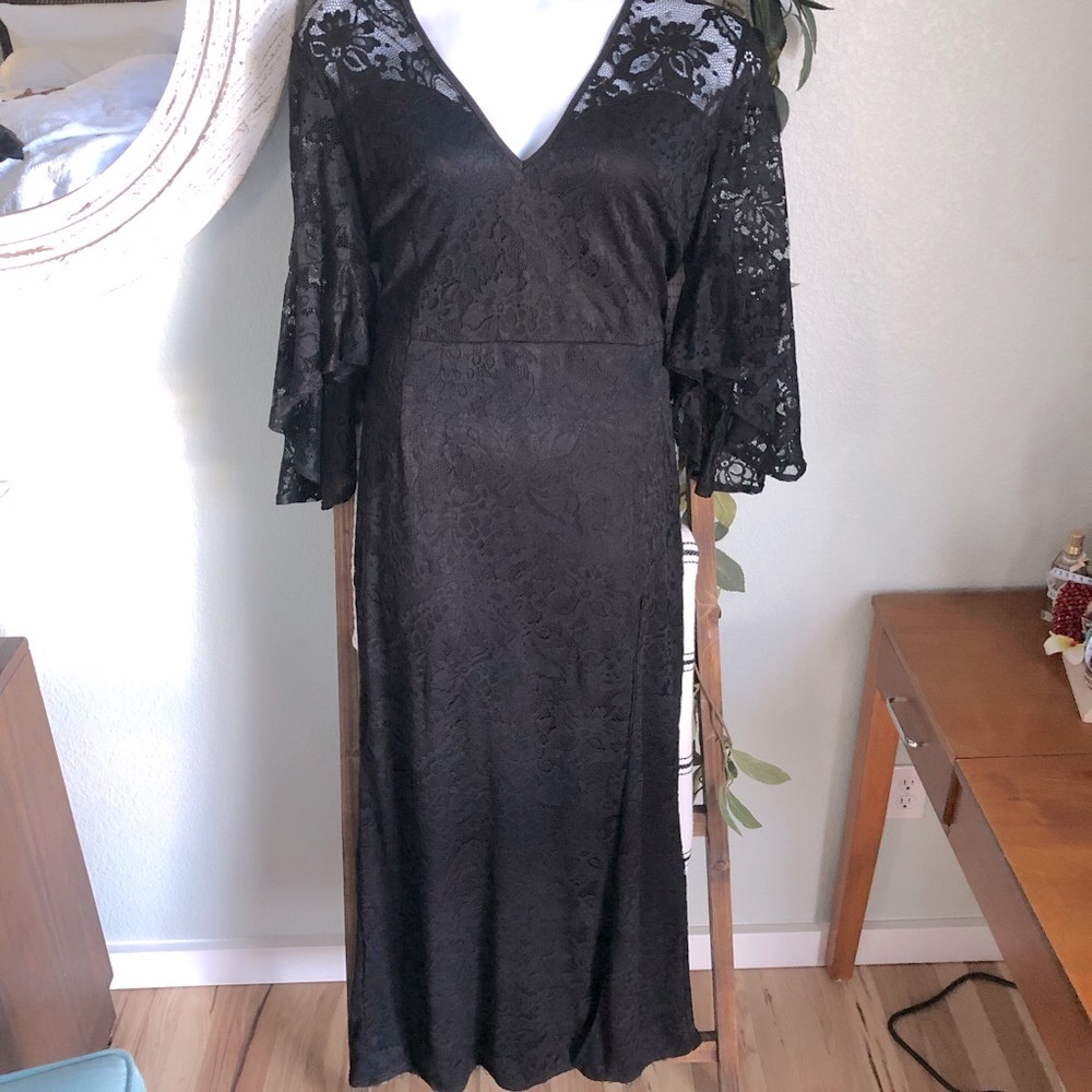 Women’s Black Stretch Lace V-Neck Gown , Size 18-22